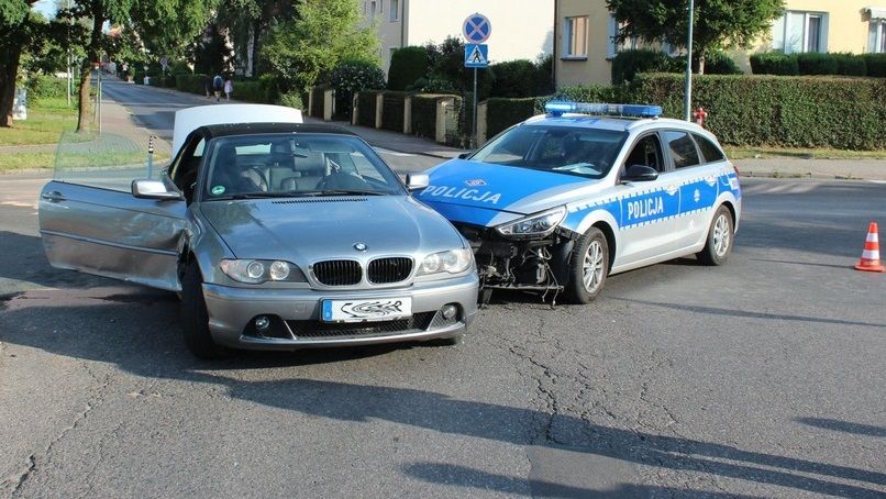 Kierowca BMW zatankował i uciekł bez płacenia. Uciekał przed ścigającą go policją