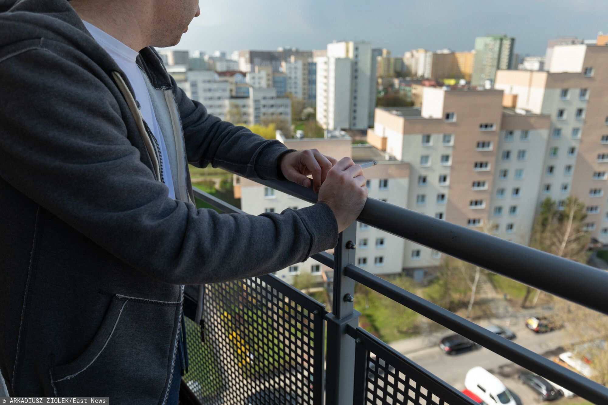 fot: Arkadiusz Ziolek/ East News. n/z Palenie papierosow na balkonie.