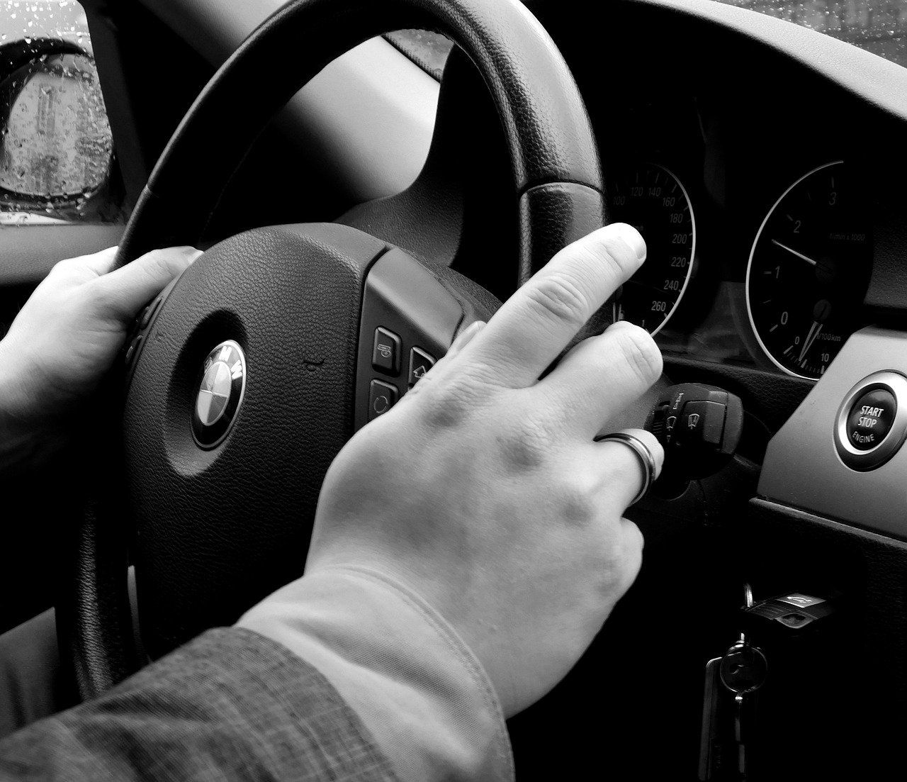 Skąd się biorą drgania na kierownicy i co mogą oznaczać?