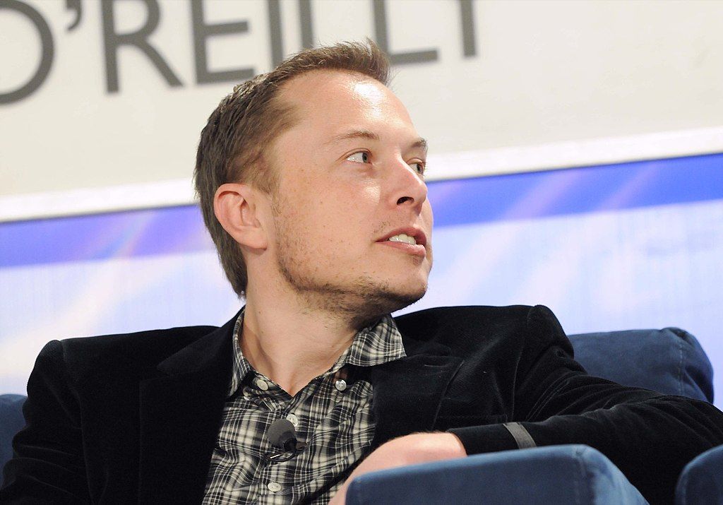 Elon Musk podczas konferencji prasowej.