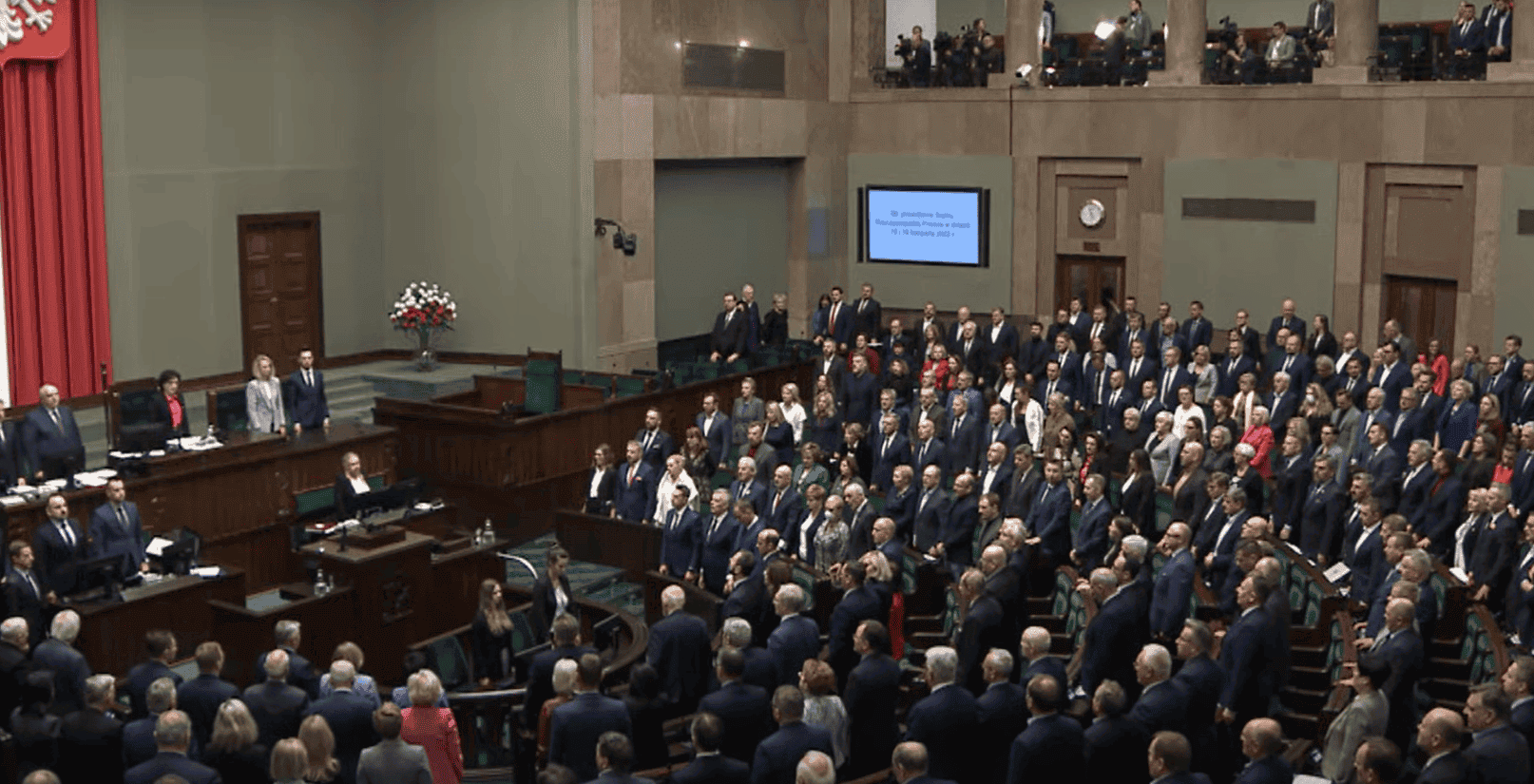 Wszyscy zgromadzeni posłowie w Sejmie odśpiewali "Mazurka Dąbrowskiego" tuż po wystąpieniu Mateusza Morawieckiego