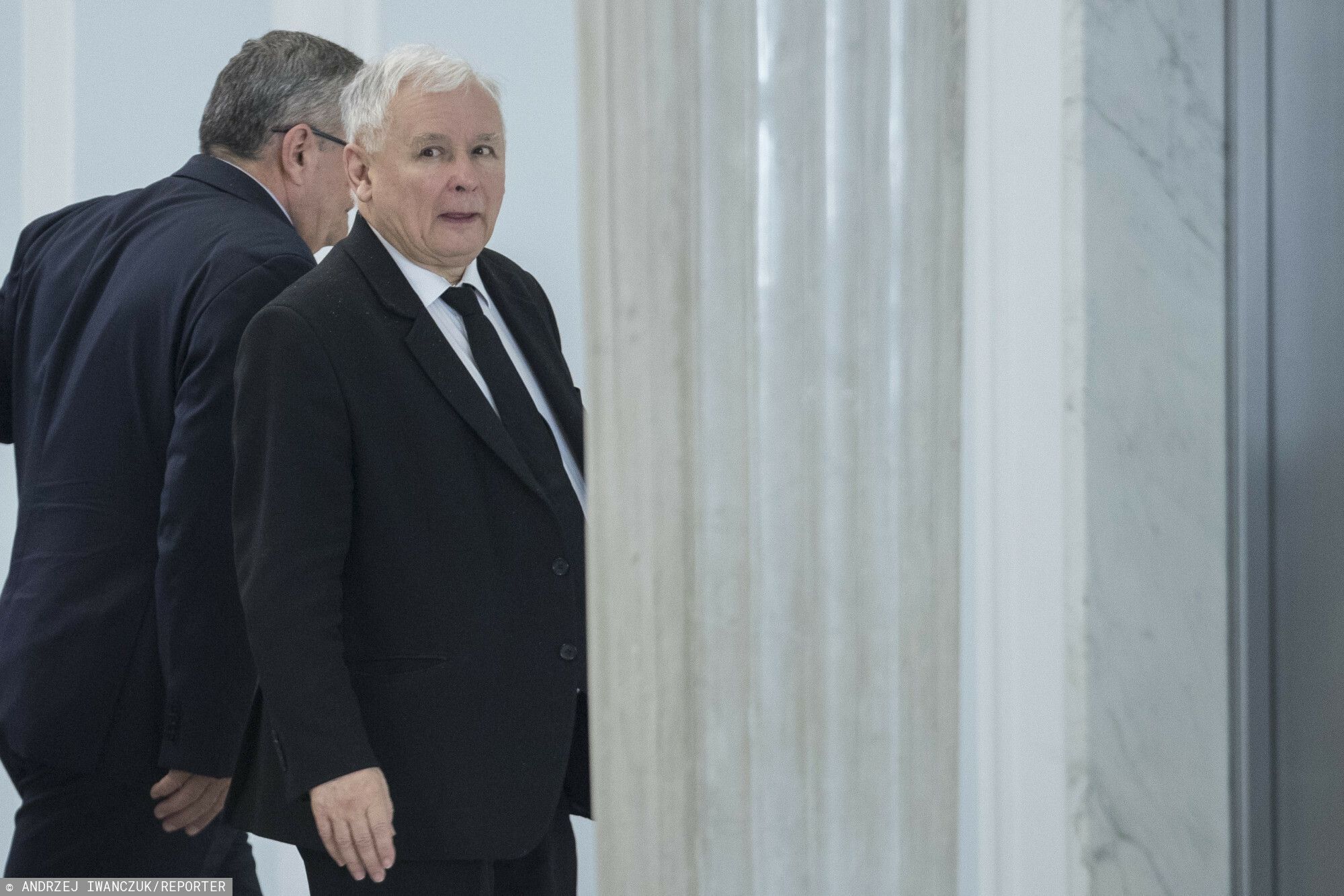 Jarosław Kaczyński przerywa milczenie, prezes PiS przyłapany na sejmowym korytarzu