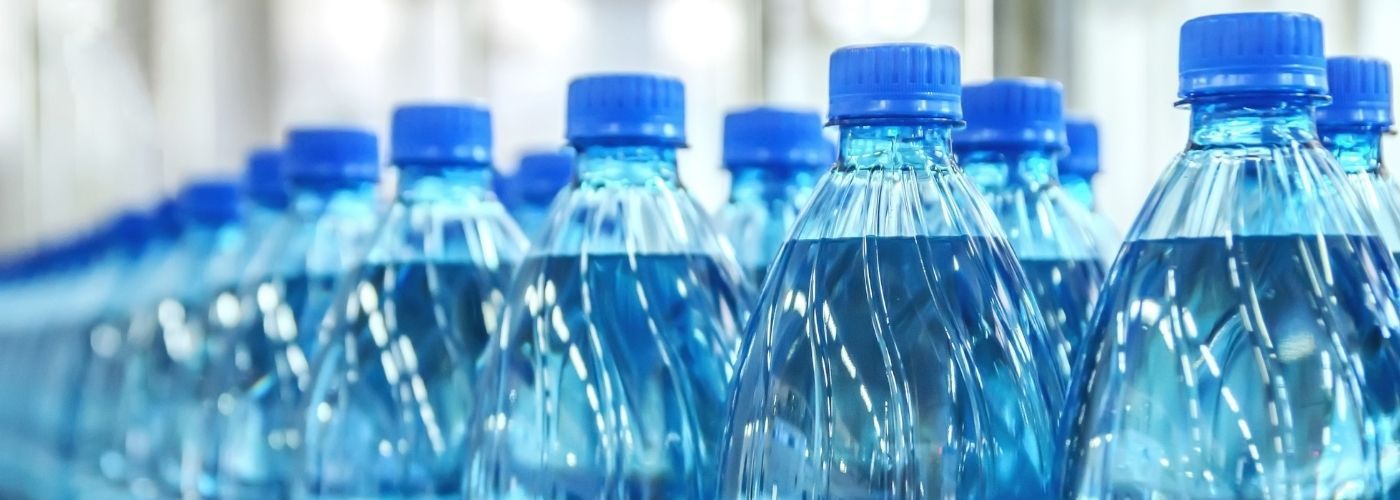 Woda w plastikowych butelkach