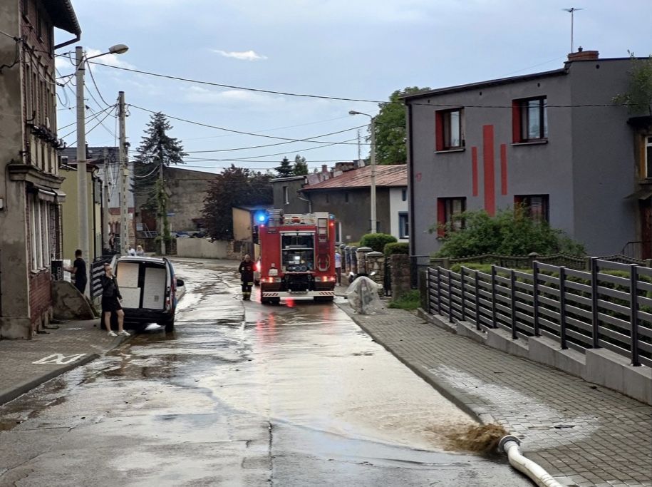 Ulewa w czasie burzy zalała wiele domów