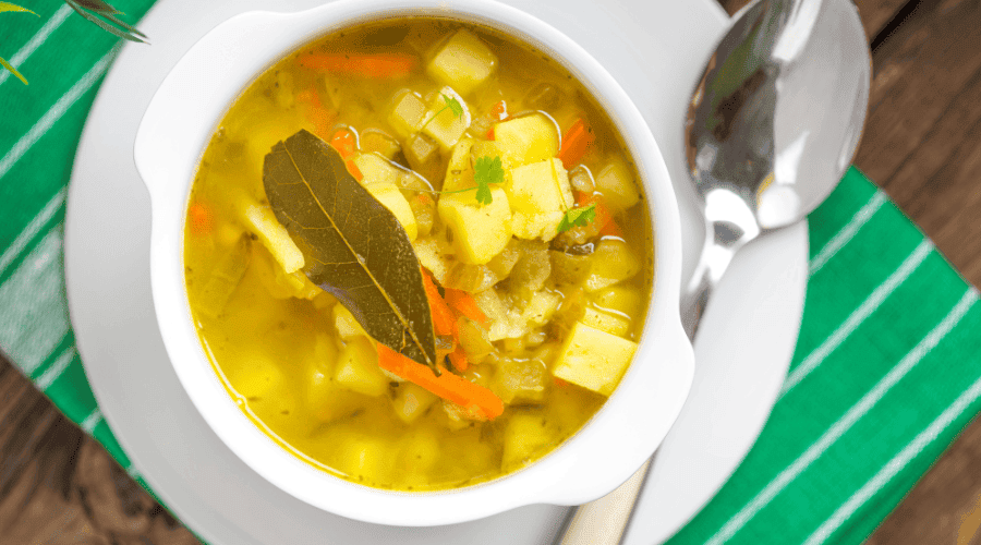 Klasyczna zupa ogórkowa z ziemniakami i ryżem
