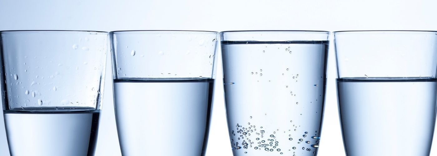 Dlaczego warto pić 4 szklanki wody na czczo?