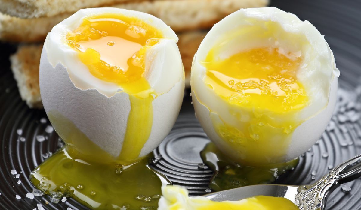 Sprytny trick na niedogotowane jajko na miękko. Prosta metoda uratuje każde śniadanie