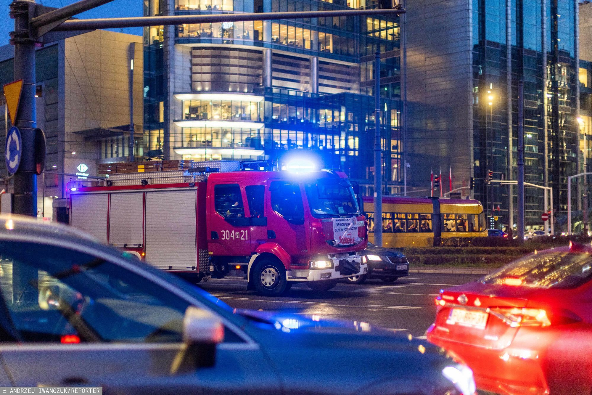 Wrocław: Wypadek wozu strażackiego. Pojazd wywrócił się na bok, trzy osoby zostały ranne