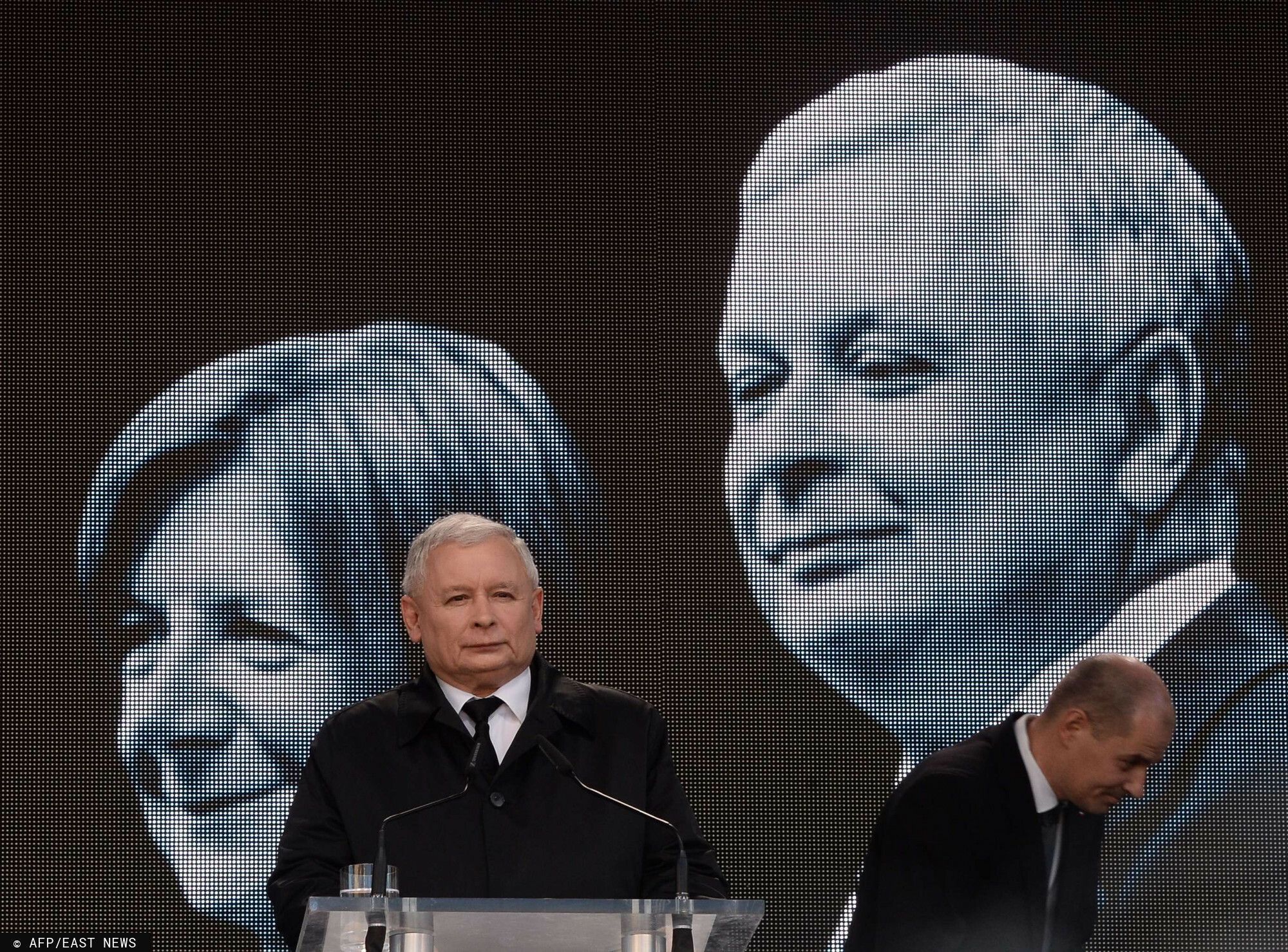 Jarosław Kaczyński odbiera nagrodę za zmarłego brata i docenia dokonania Lecha Wałęsy
