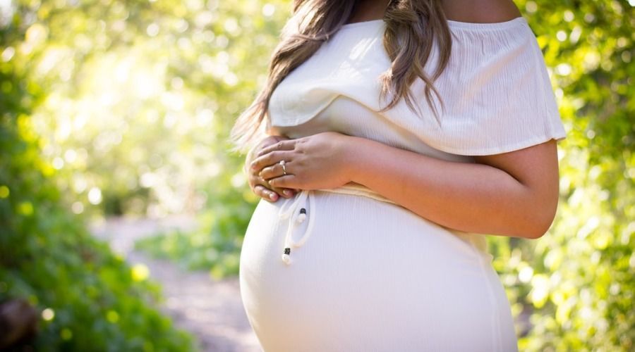 Obniżony brzuch w ciąży – co oznacza?