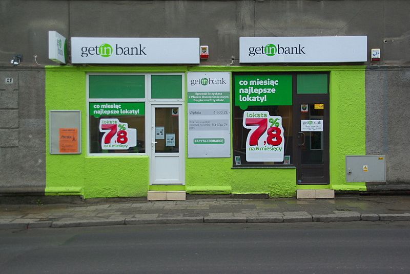 Placówka Getin Banku. Zielone ściany, reklamy, okna.