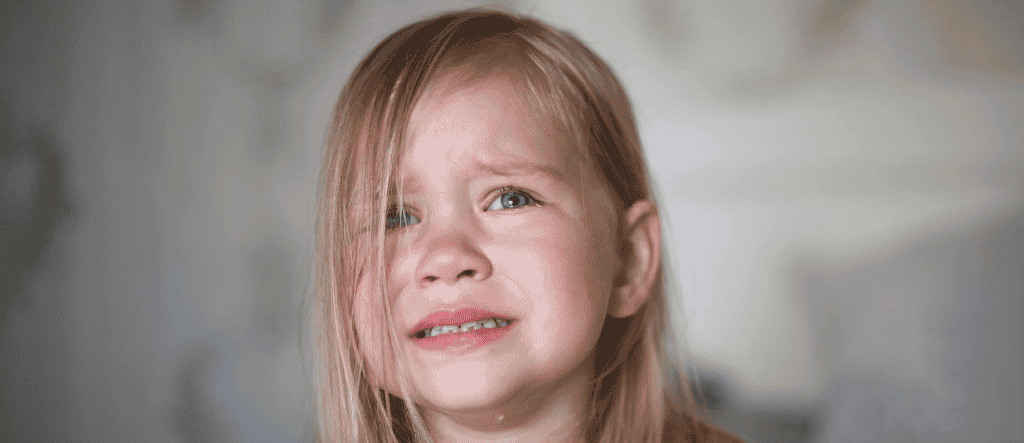 płacząca dziewczynka