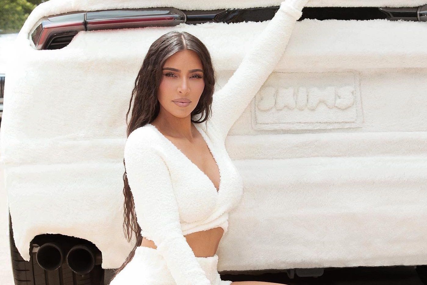 Kim Kardashian pokryła swoje Lamborghini białym futerkiem