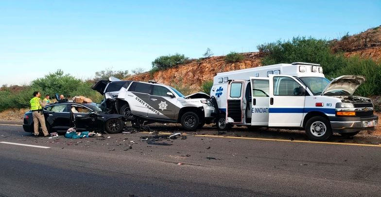 Zdjęcie wypadku, w którym Tesla S wjechała w radiowóz policyjny w Arizonie.