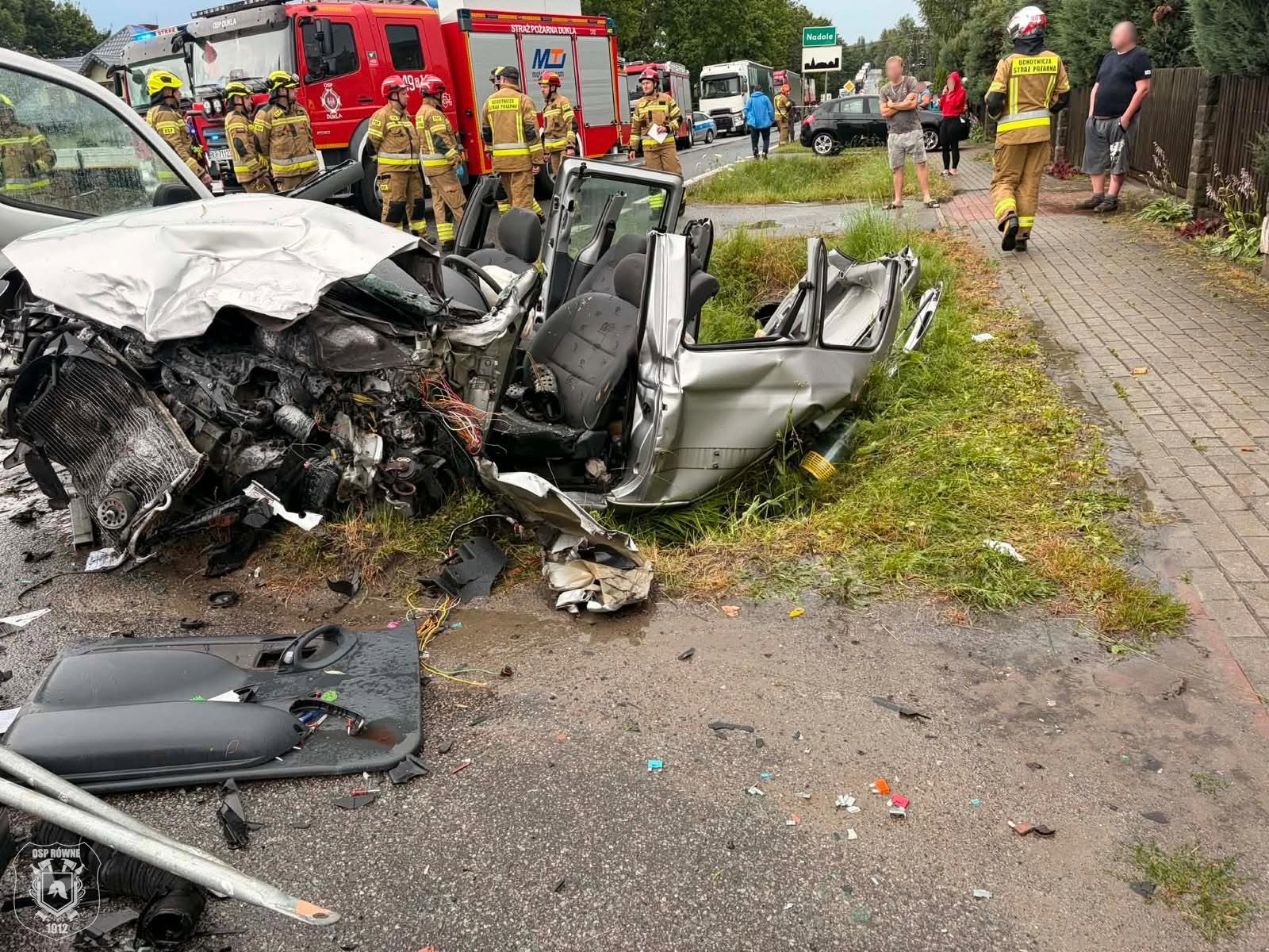 Osobówka zderzyła się z ciężarówką i wypadła z drogi. Służby w akcji, kierowca był uwięziony