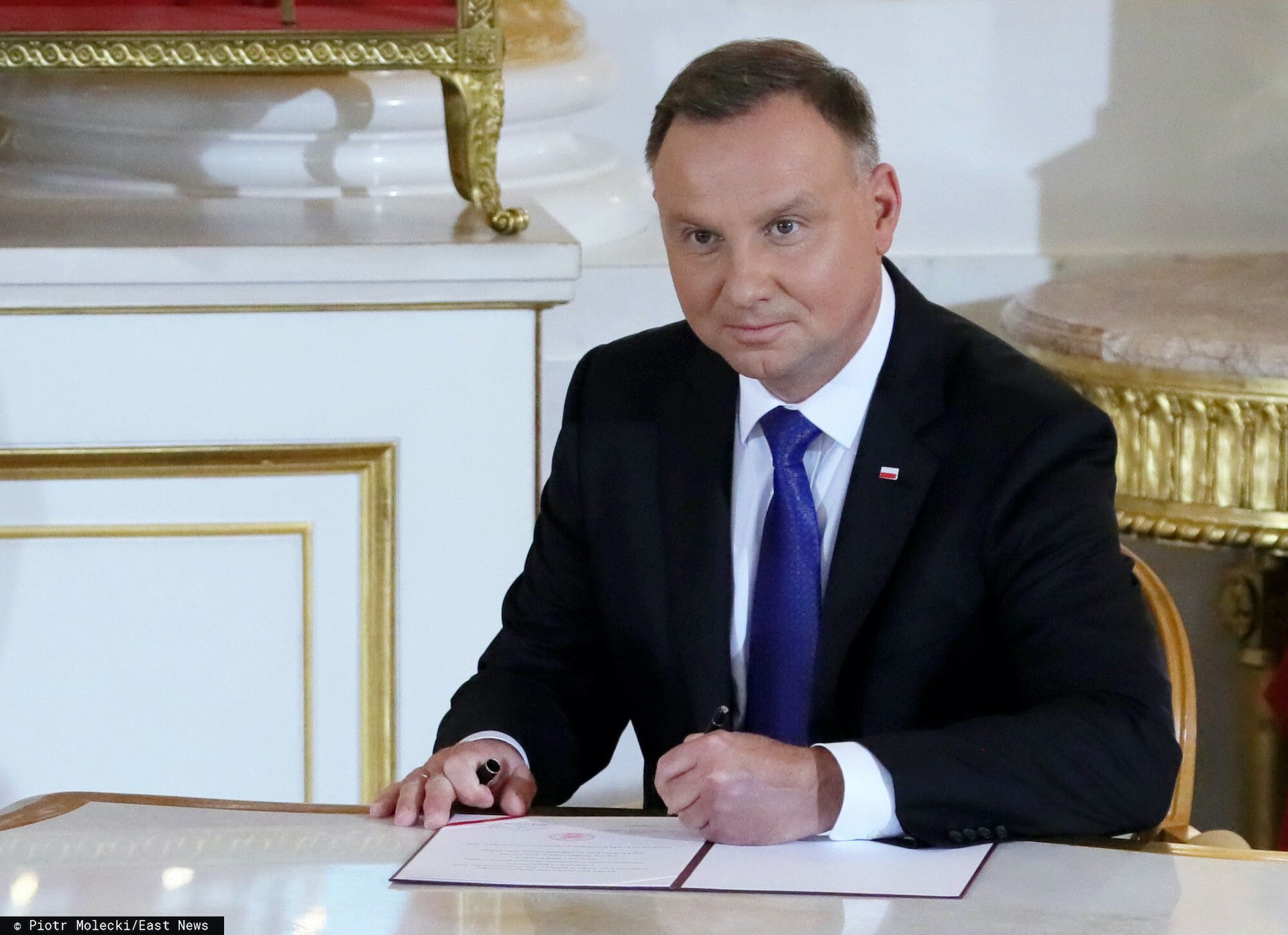 Andrzej Duda podpisał dwie ustawy, w życie wejdzie zerowy VAT na żywność i tańsze paliwo