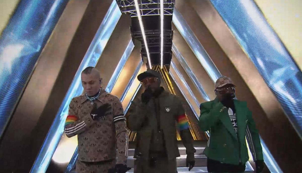 "Sylwester Marzeń" TVP. Black Eyed Peas zaśpiewał z Sarą James. Artyści wystąpili z tęczowymi opaskami