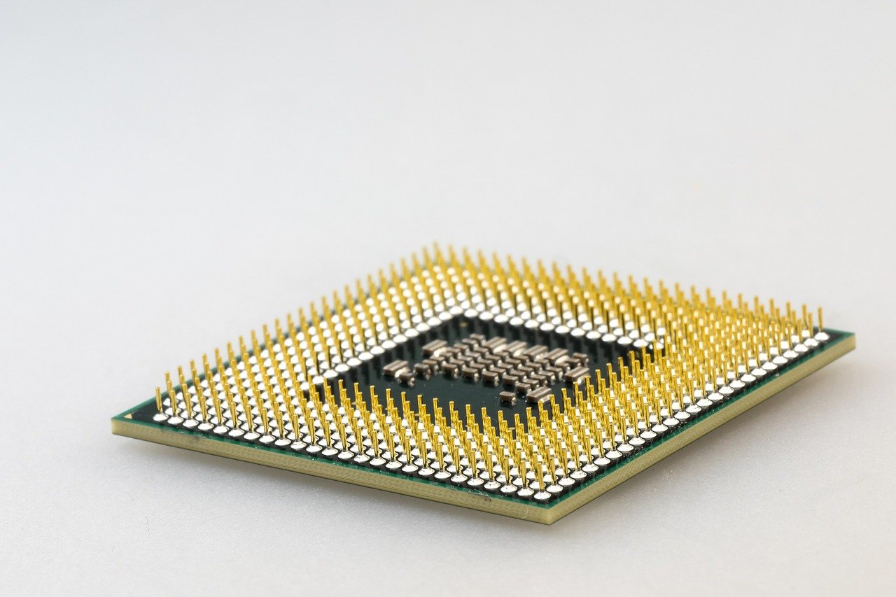 Zdjęcie procesora na białym tle