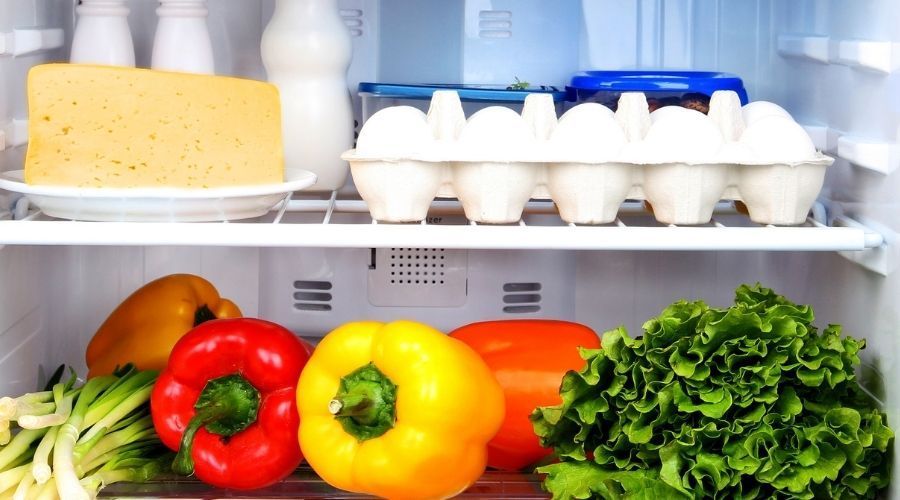 Jak prawidłowo układać jedzenie w lodówce? Rozwiewamy wszelkie wątpliwości