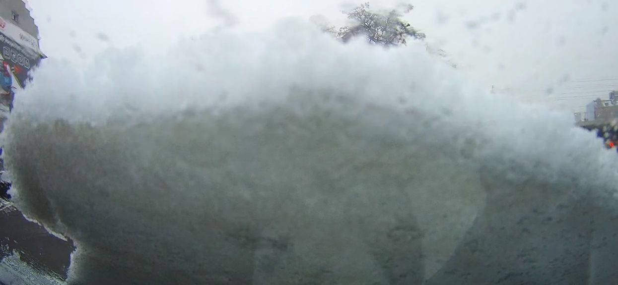 Odśnieżanie auta lód na szybie