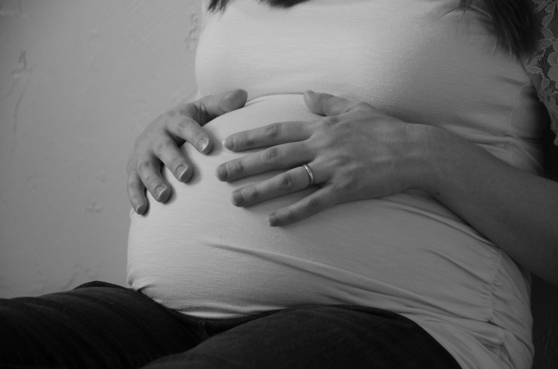 Masowanie brzucha w ciąży – czy można? Jak to robić? Kiedy szkodzi dziecku?