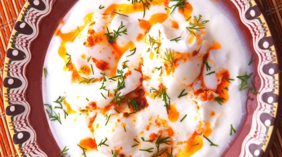 Jajka po turecku — wybornie aromatyczne śniadanie