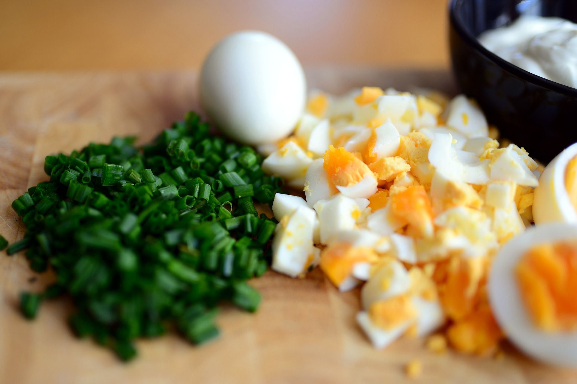 Jajecznica na maśle z wędzonym łososiem i szczypiorkiem – idealny przepis na śniadanie