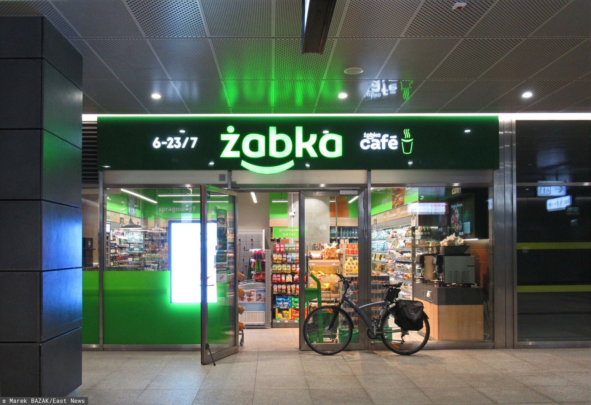 PHOTO: ZOFIA I MAREK BAZAK / EAST NEWS Warszawa N/Z Sklep sieci "Zabka" otwarty na stacji Szwedzka metra warszawskiego linii M2
