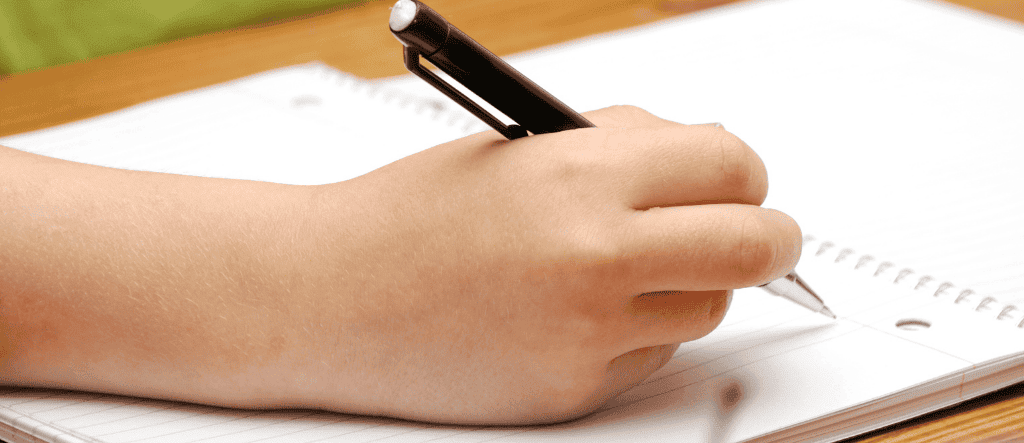 Ręka dziecka pisza