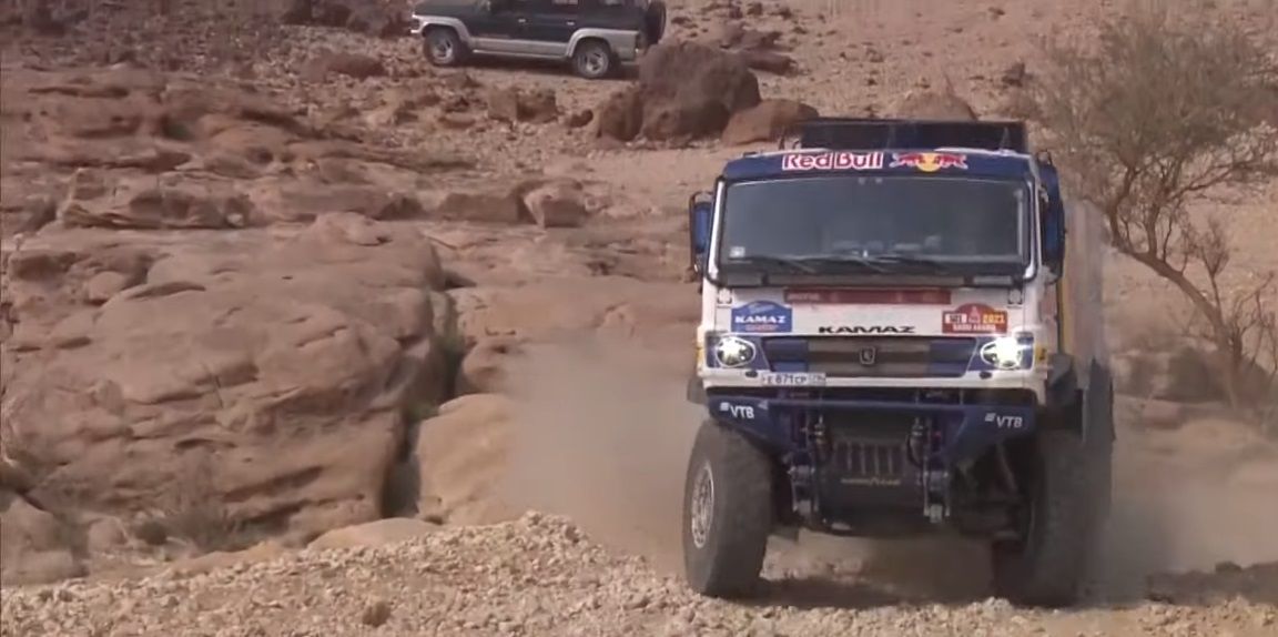 Rajd Dakar 2021 - zderzenie Kamaza ze śmigłowcem