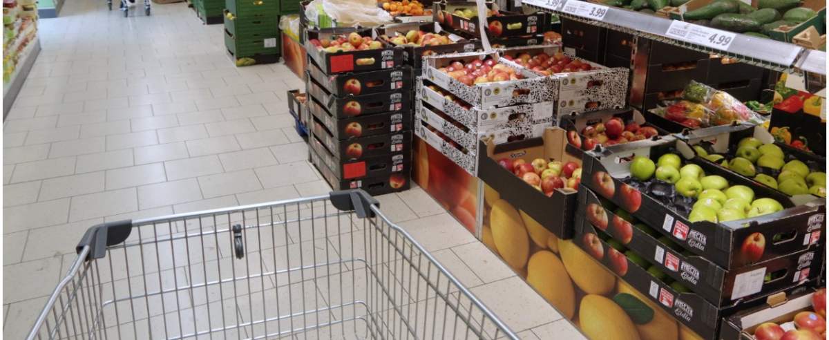 PHOTO: ZOFIA I MAREK BAZAK / EAST NEWS Niemiecki sklep dyskontowy Lidl - stoisko z owocami