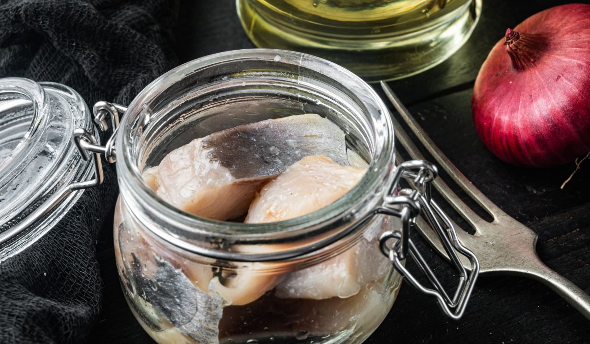 Robisz śledzie z cebulą i olejem? Dorzuć do nich kilka aromatycznych przypraw. Nie pożałujesz