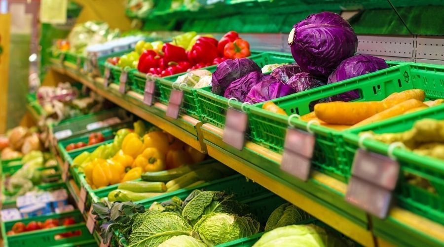 Francja zakazuje pakowania warzyw i owoców w plastik