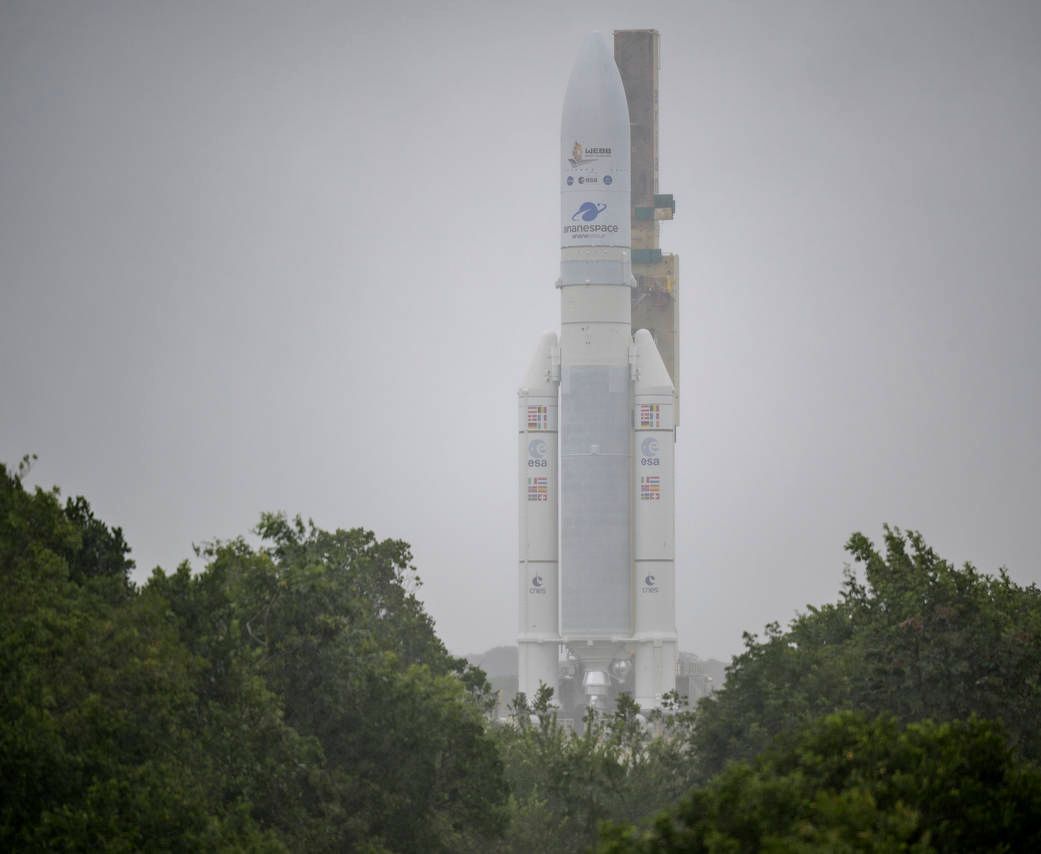 Rakieta Ariane 5 przenosząca Kosmiczny Teleskop Jamesa Webba na wyrzutnię w europejskim porcie kosmicznym w Kourou w Gujanie Francuskiej 
