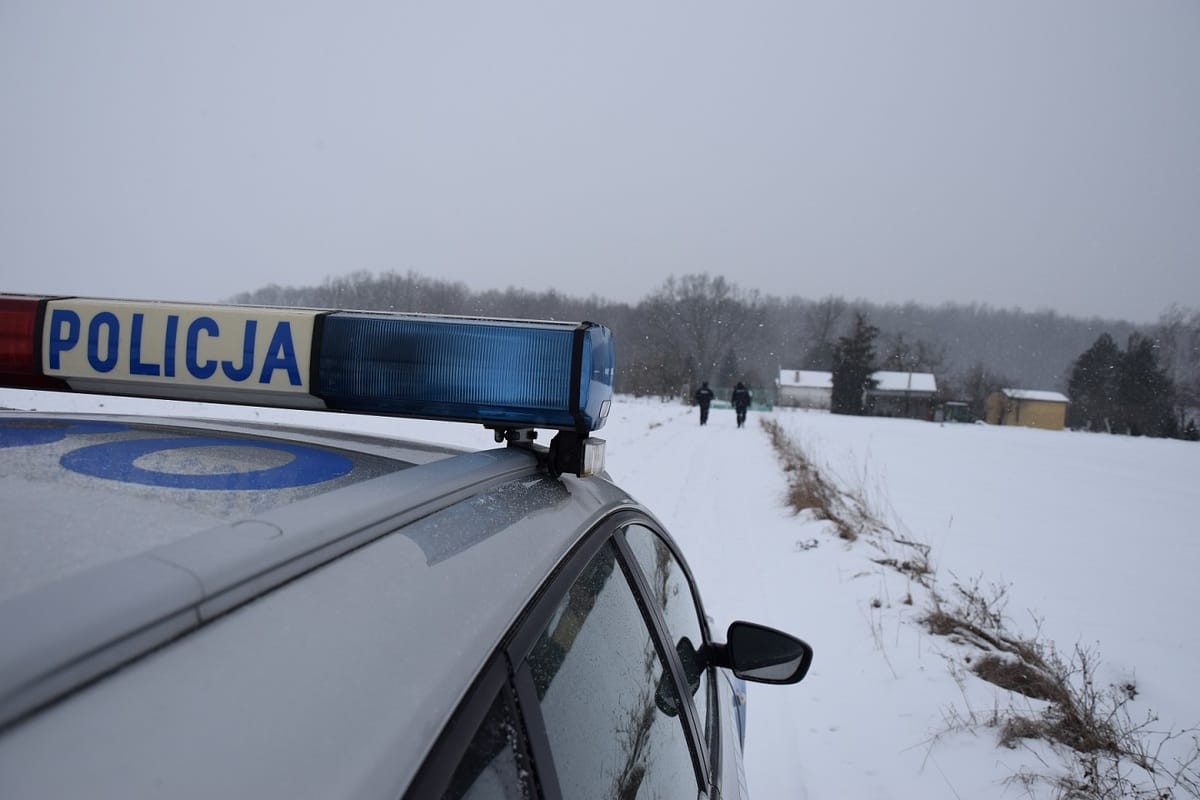radiowóz śnieg pole policjanci