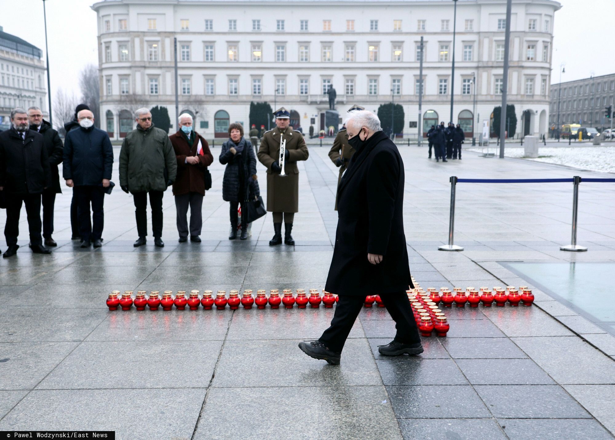 Jarosław Kaczyński po miesięcznicy smoleńskiej udał się na cmentarz