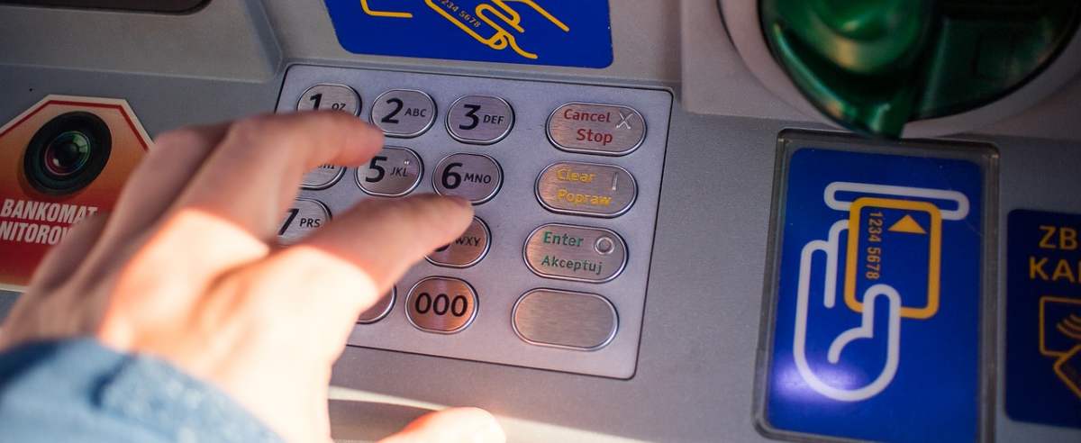 Bankomat wypłaca banknoty 500 zł