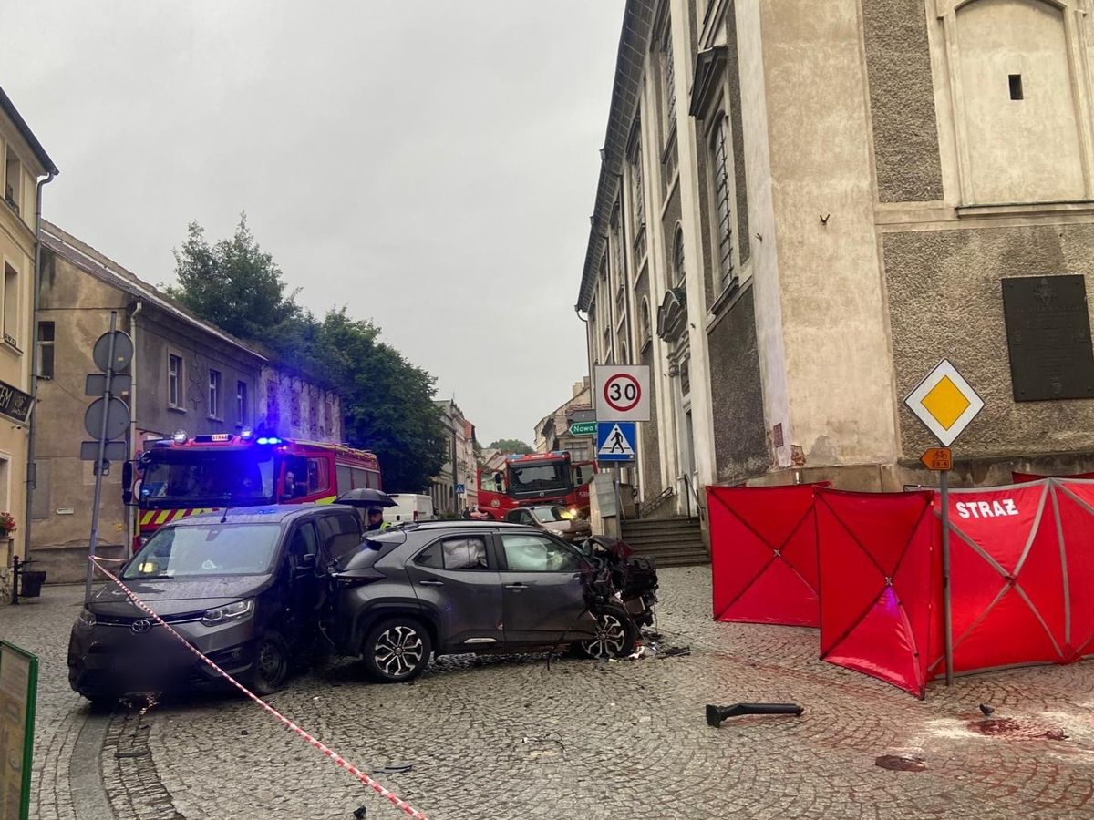 Tragedia w Bardzie. Ojciec z synem zginęli potrąceni na chodniku