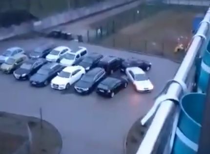 Pijany kierowca we Wrześni uszkodził kilka aut na parkingu