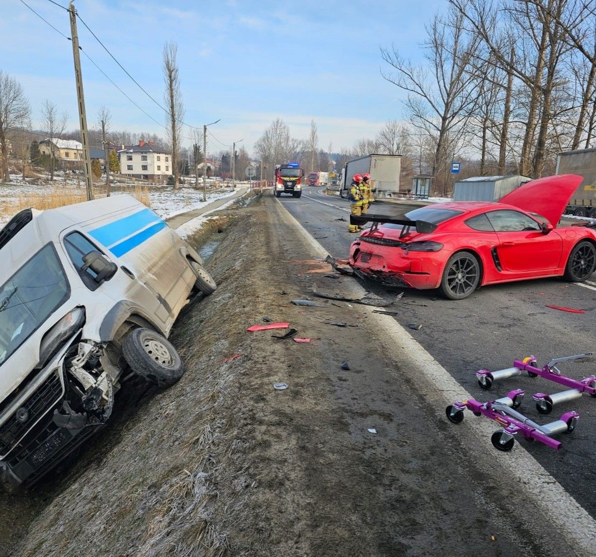 Karambol na drodze krajowej nr 19. Najpierw bus uderzył w porsche. Są poszkodowani