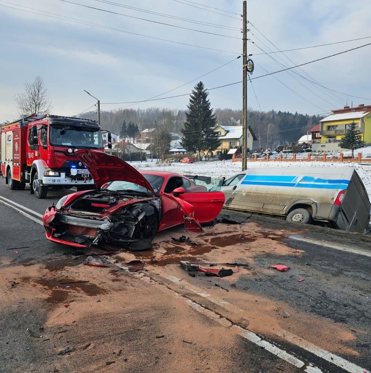 Karambol na drodze krajowej nr 19. Najpierw bus uderzył w porsche. Są poszkodowani