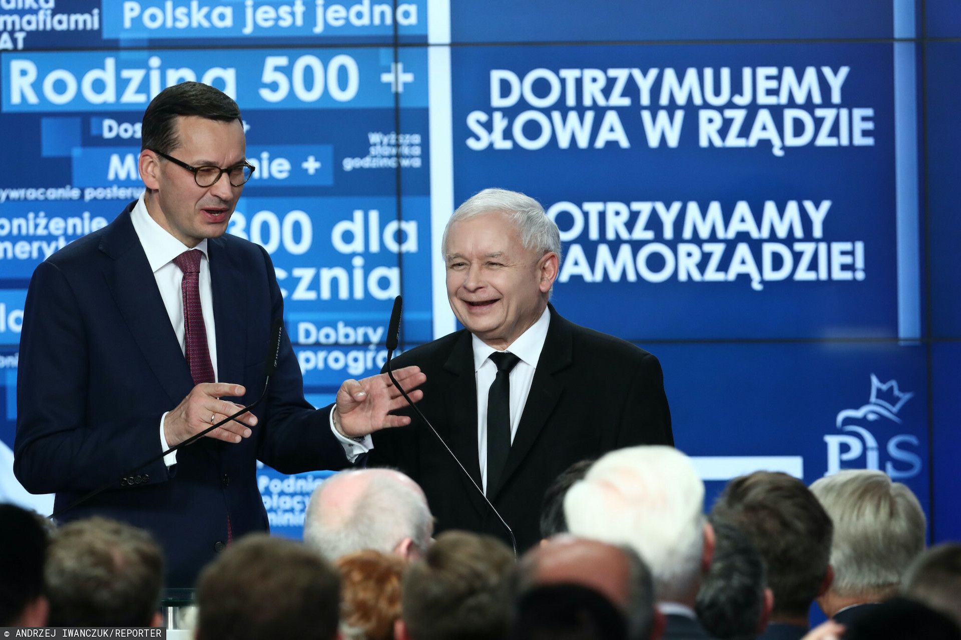 PiS znów wygrywa w sondażu wyborczym, ale partia Kaczyńskiego zalicza spadek