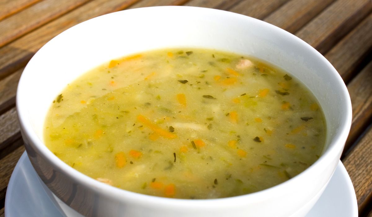 Jak dodawać składniki do zupy ogórkowej?