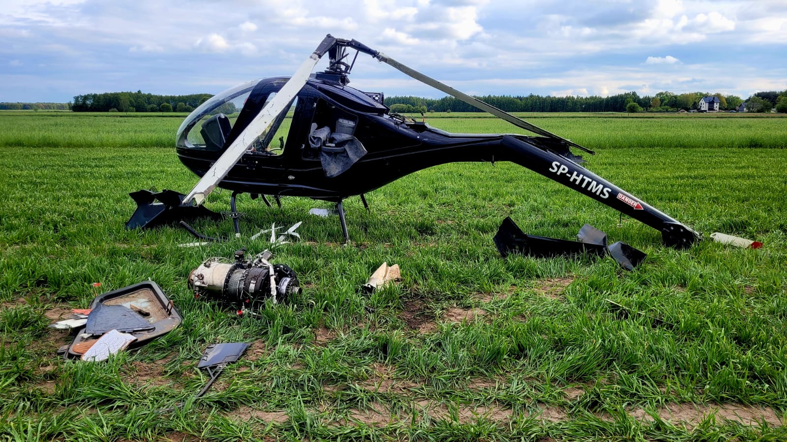 Śmigłowiec rozbił się na Mazowszu. Na miejscu policja, ratownicy i strażacy 