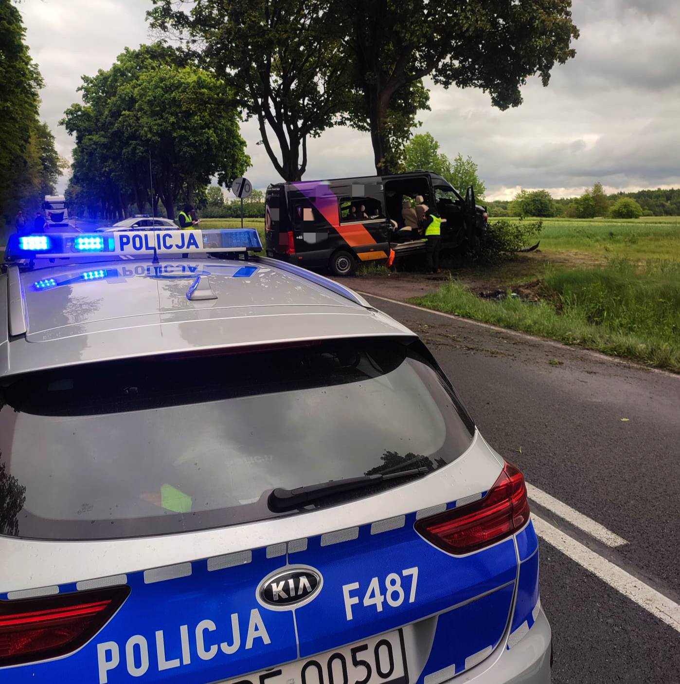 Rozpędzony bus uderzył w drzewo. Droga zablokowana, LPR w akcji
