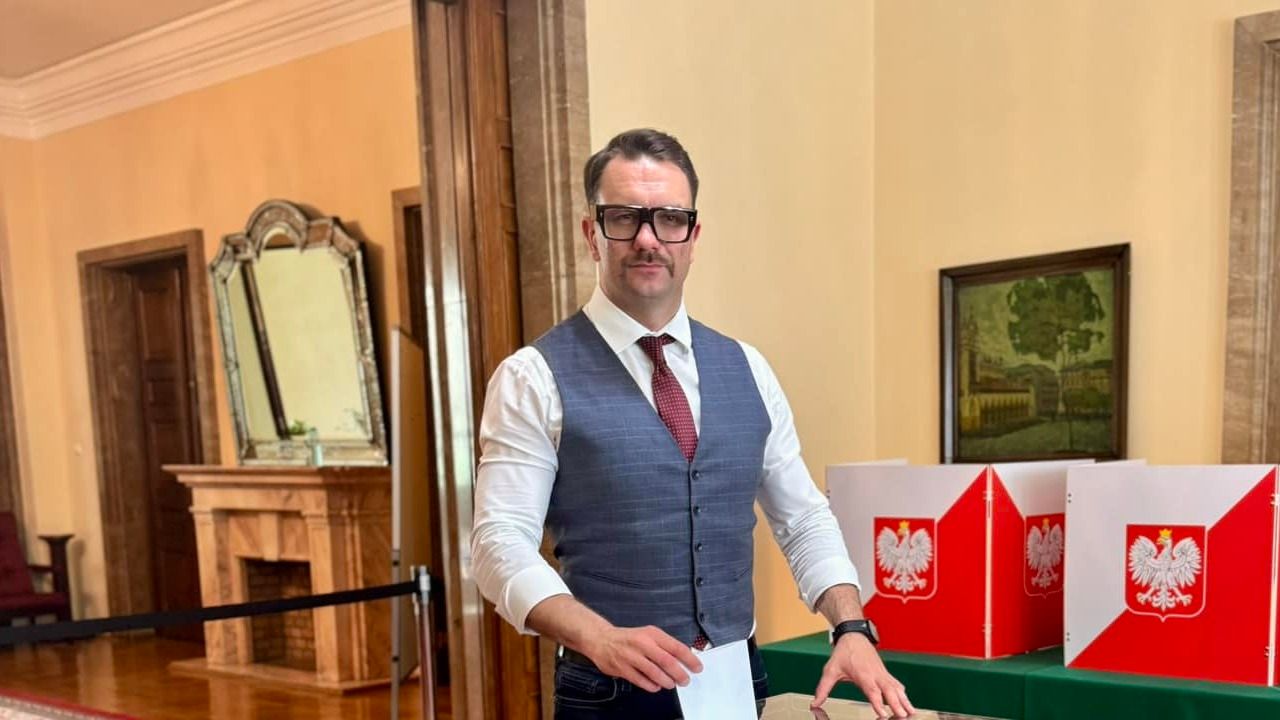 Mejza osiągnął poziom żenady tłumacząc się z "zakrapianej" imprezy. "Jak w normalnym polskim domu"