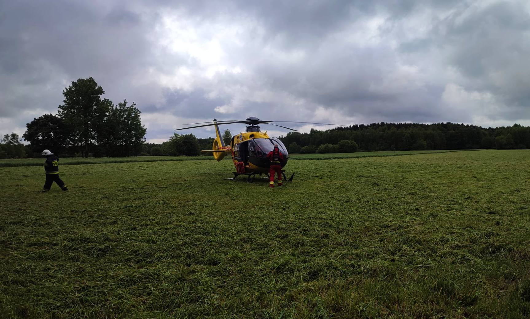 Rozpędzony bus uderzył w drzewo. Droga zablokowana, LPR w akcji