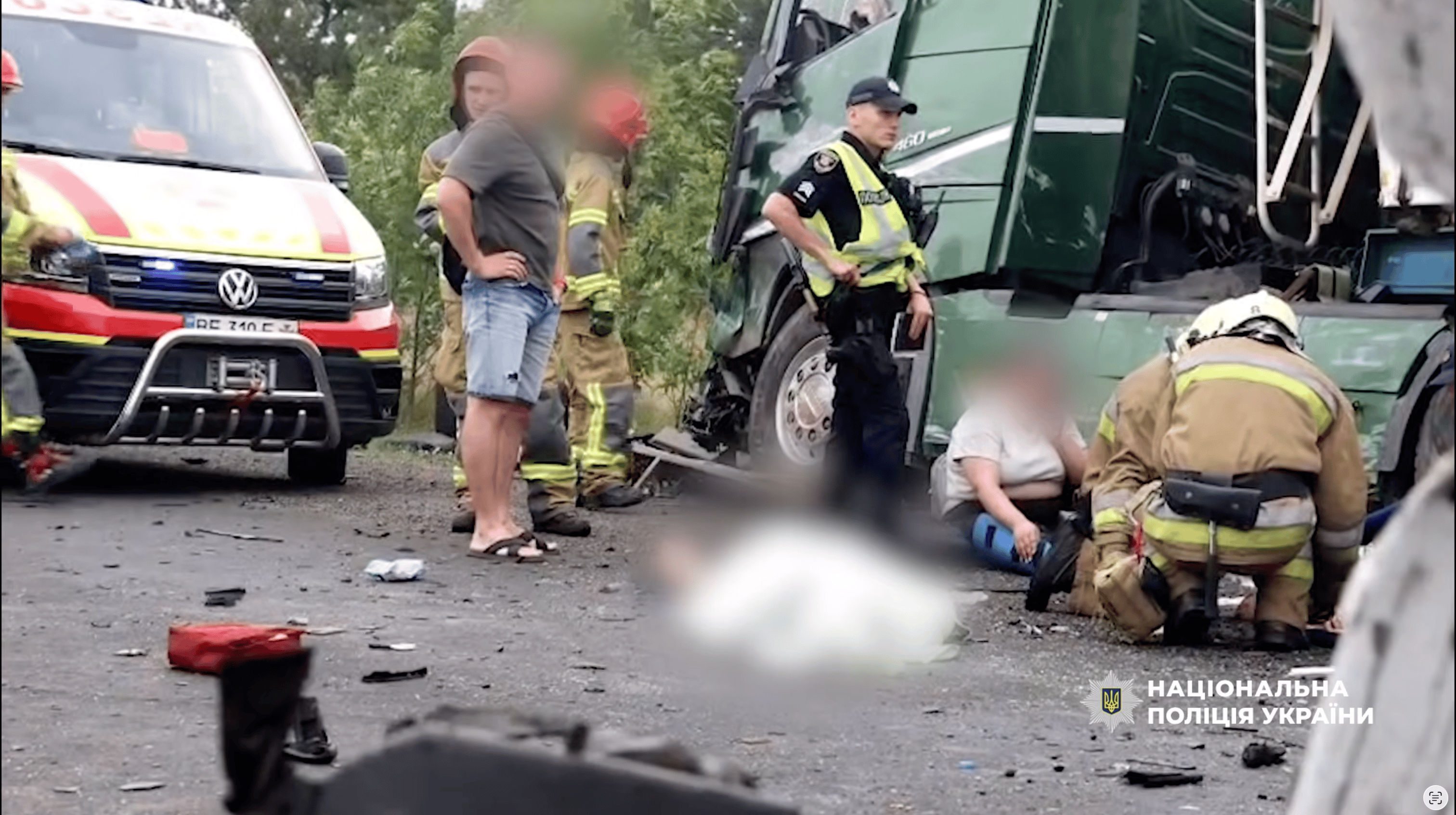 Europa: Bus dachował i został uderzony przez ciężarówkę. 12 osób nie żyje, kilka jest rannych