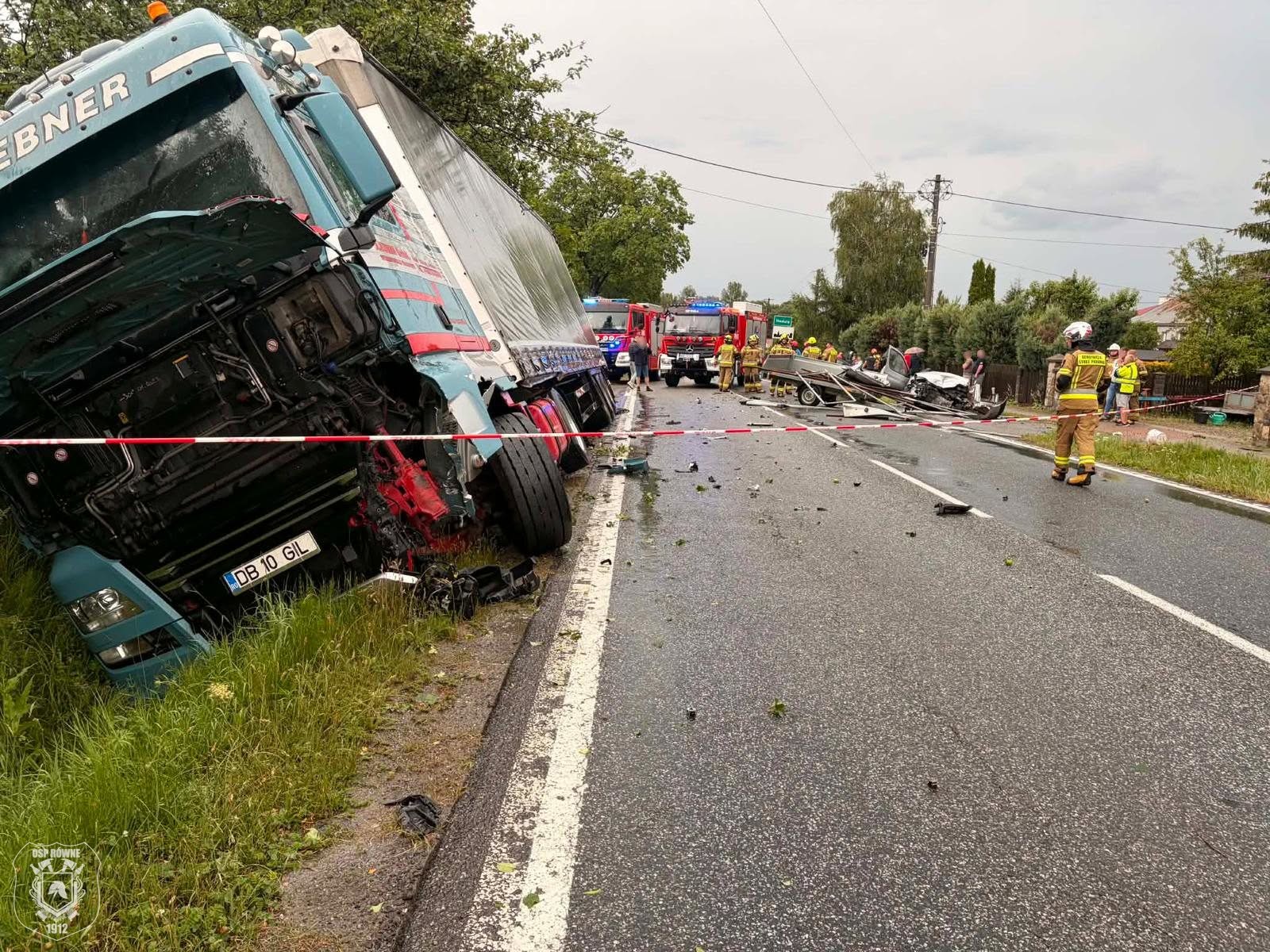 Osobówka zderzyła się z ciężarówką i wypadła z drogi. Służby w akcji, kierowca był uwięziony