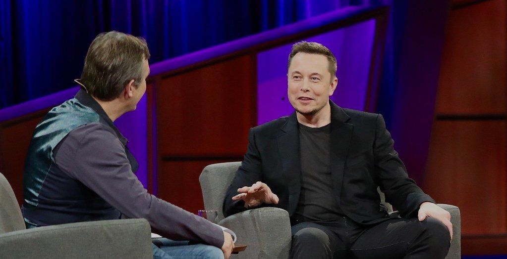 Elon Musk w trakcie wywiadu na konferencji.